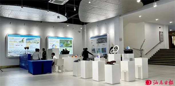 市招商中心会场内，陈列着近年来汕尾科技产业加速发展的部分专利产品及相关成果。